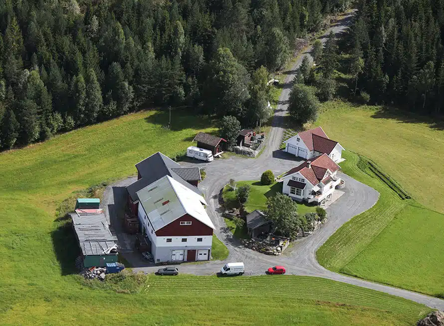 Dronebilde av Basserud Gård - Lagerutleie - Kjøttforedling - Bobilutleie